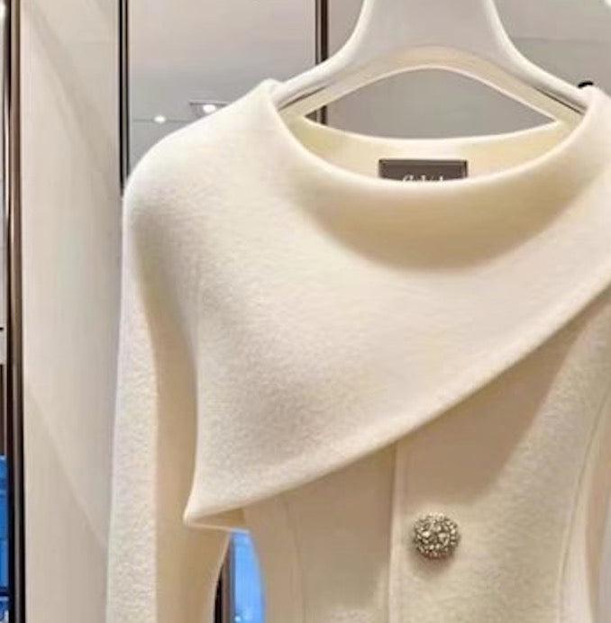 Comfortable White Sweatshirt with Long Sleeves - Ideal for Everyday Wear