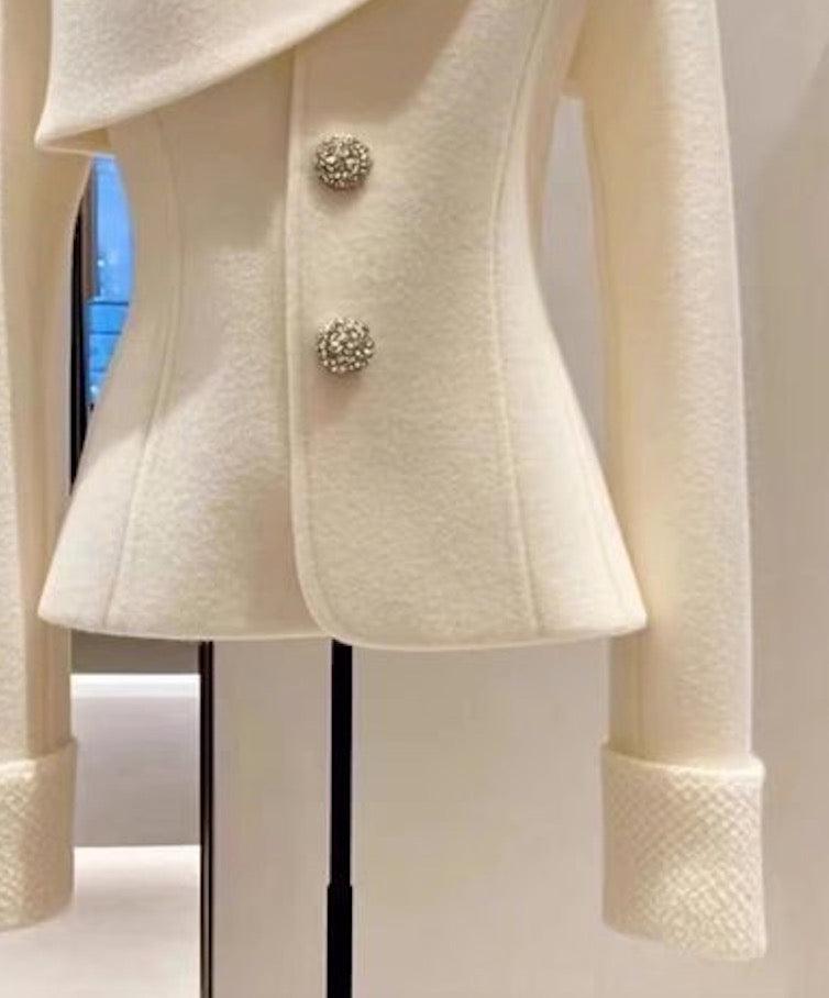 Comfortable White Sweatshirt with Long Sleeves - Ideal for Everyday Wear