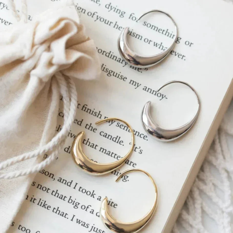 Elegant and luxurious gold and silver earrings by Alvin