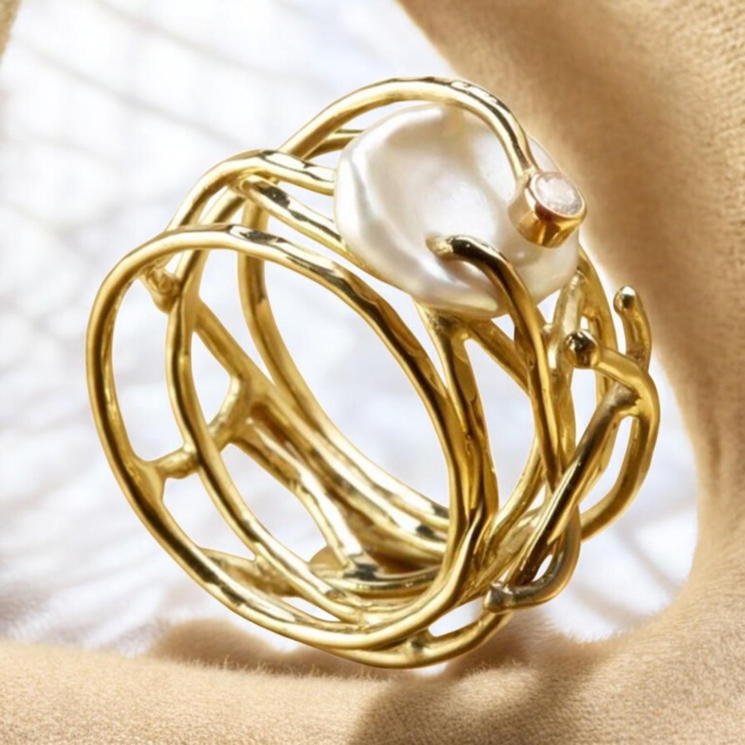 Alisa – Thin gold ring with pearls in elegant vintage design