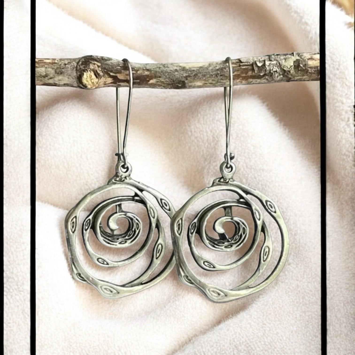 Amora – Trendy Silver Earrings in a Unique Thai Style