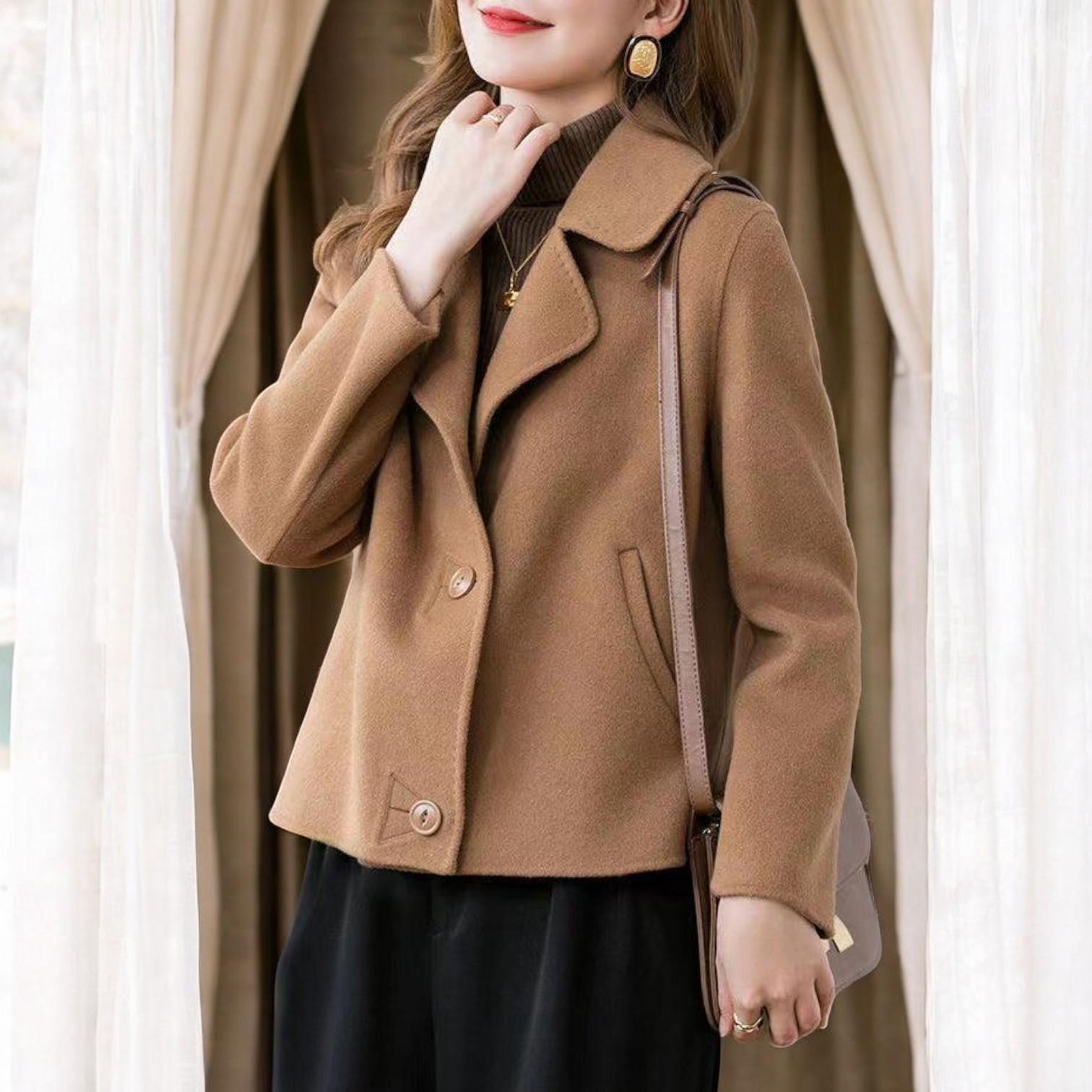 Women's Pleats Coat with Peter Pan Collar - Fashionable and Elegant Style for the Perfect Look