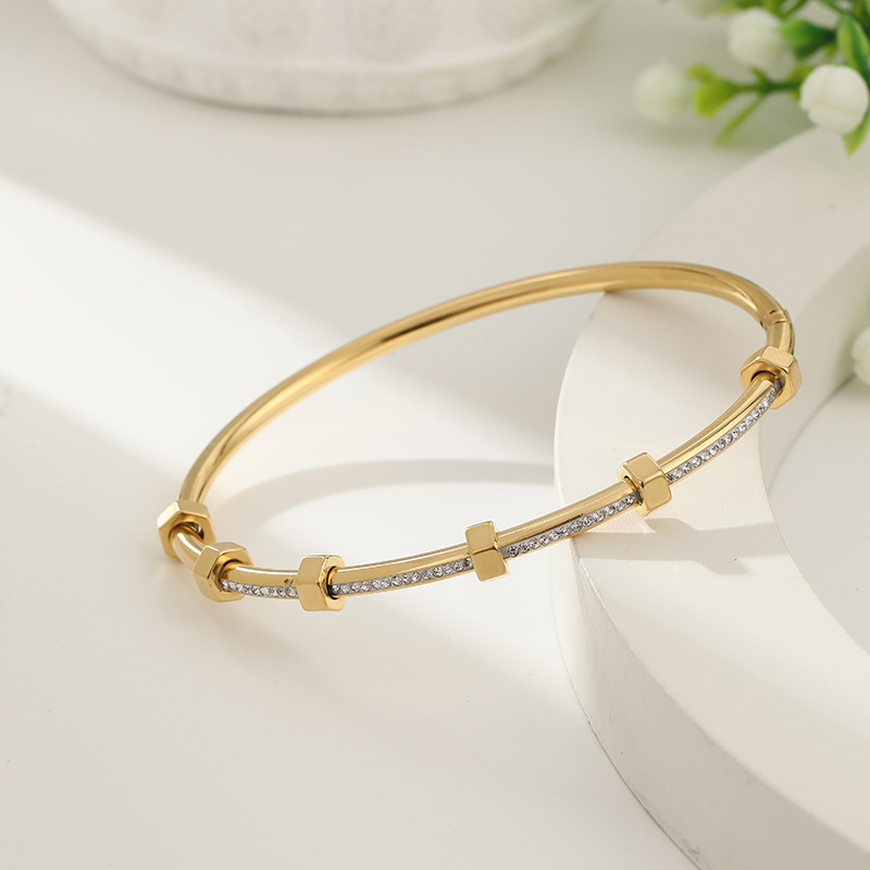 Anslee - Shiny Gold Bracelet Fashionable for an Elegant Look