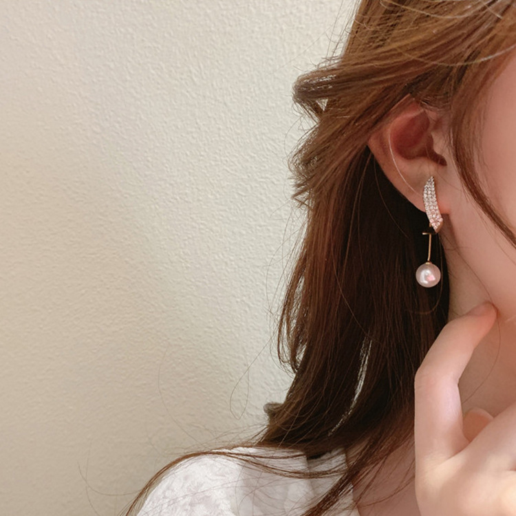 Esther - Sparkling Pearl Earrings in Luxury Gold