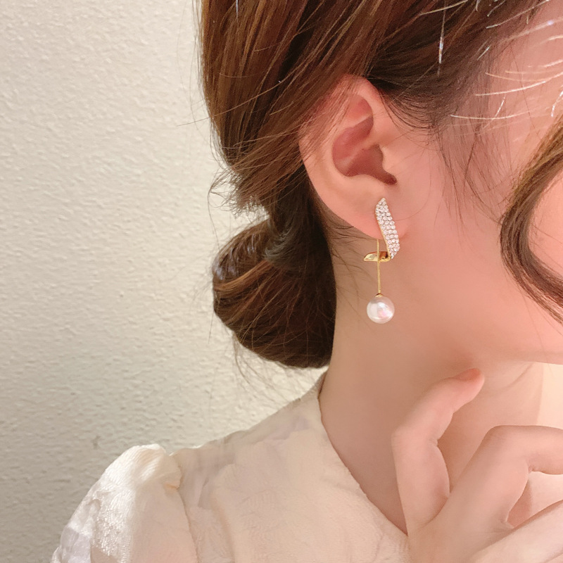 Esther - Sparkling Pearl Earrings in Luxury Gold