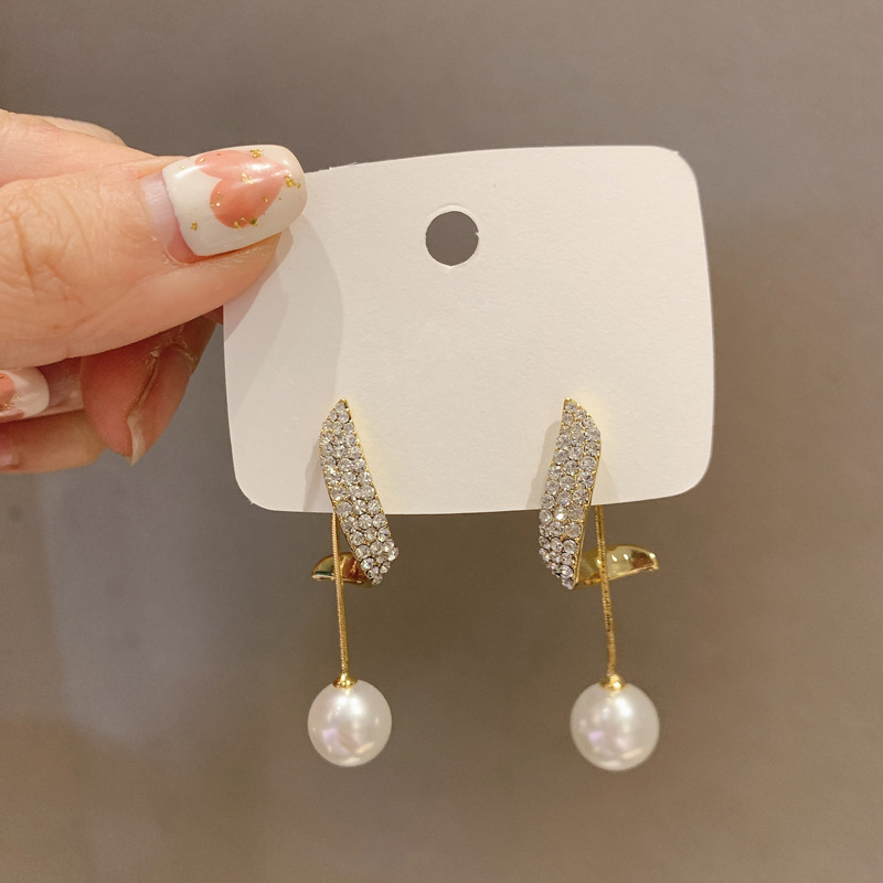 Esther - Sparkling Pearl Earrings in Luxury Gold