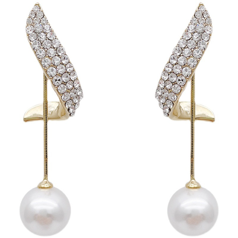 Esther - Sparkling Pearl Earrings in Luxury Gold