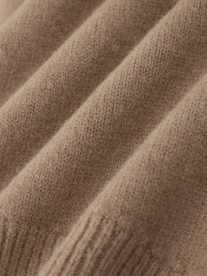 Comfortable knitted sweater with a soft and stylish collar for style and comfort