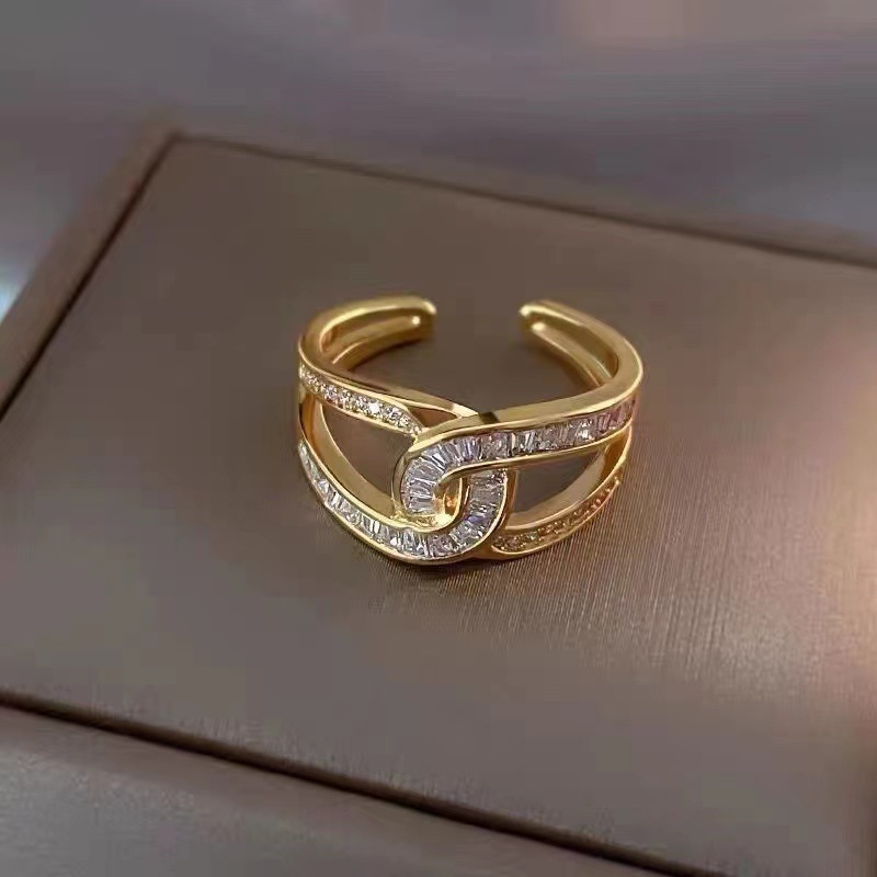 Tindra - Elegant and Eye-Catching Ring with Luxurious Knot