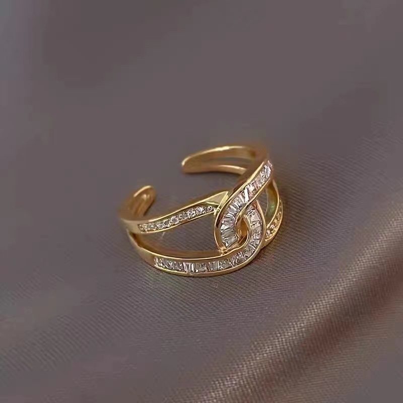 Tindra - Elegant and Eye-Catching Ring with Luxurious Knot