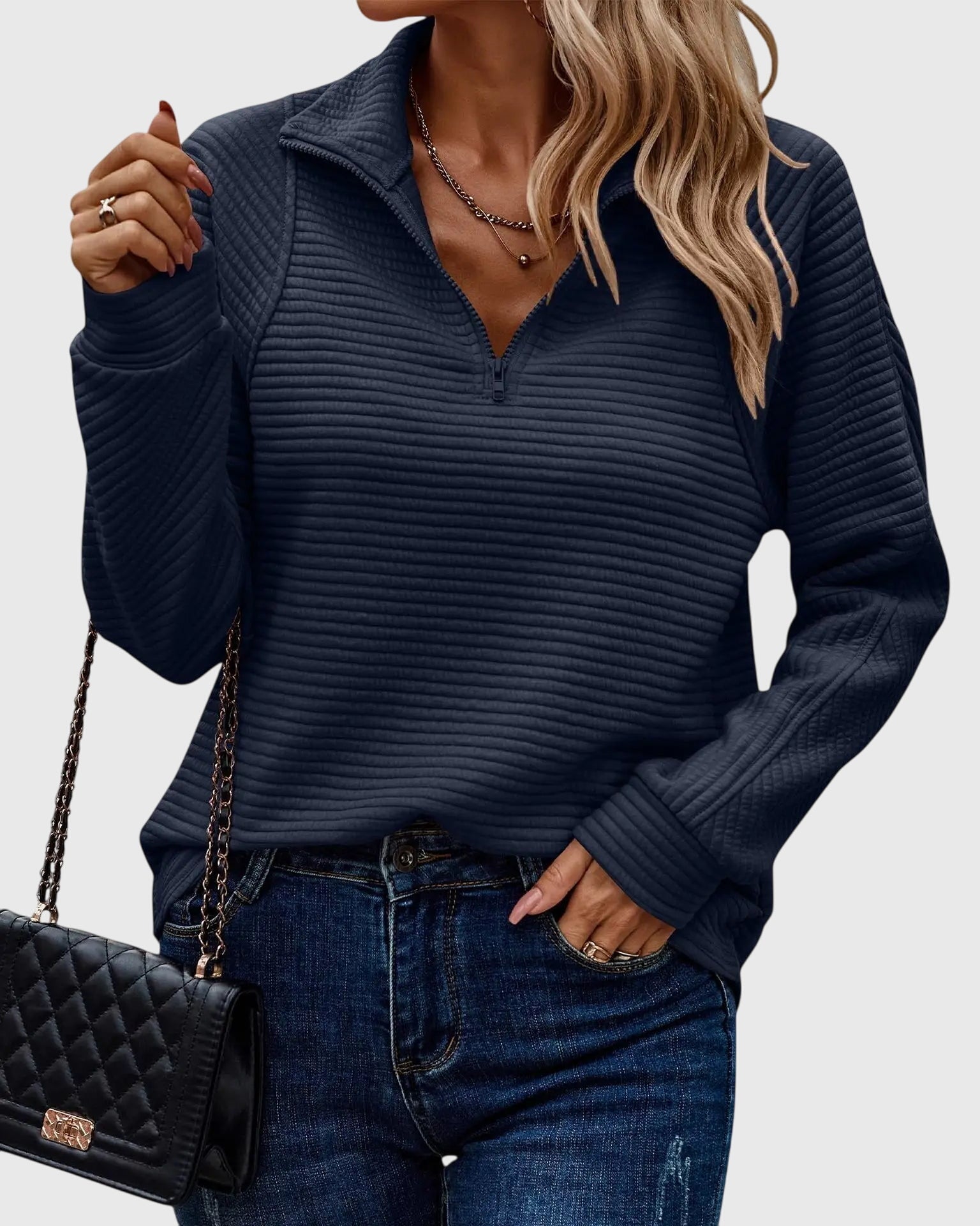 Elegant sweater with zipper for a sophisticated and unique design