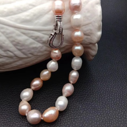 Baxsley - Luxurious Pearl Necklace in Stunning Color