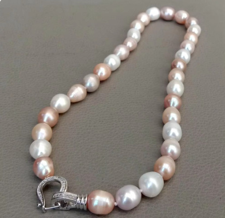 Baxsley - Luxurious Pearl Necklace in Stunning Color