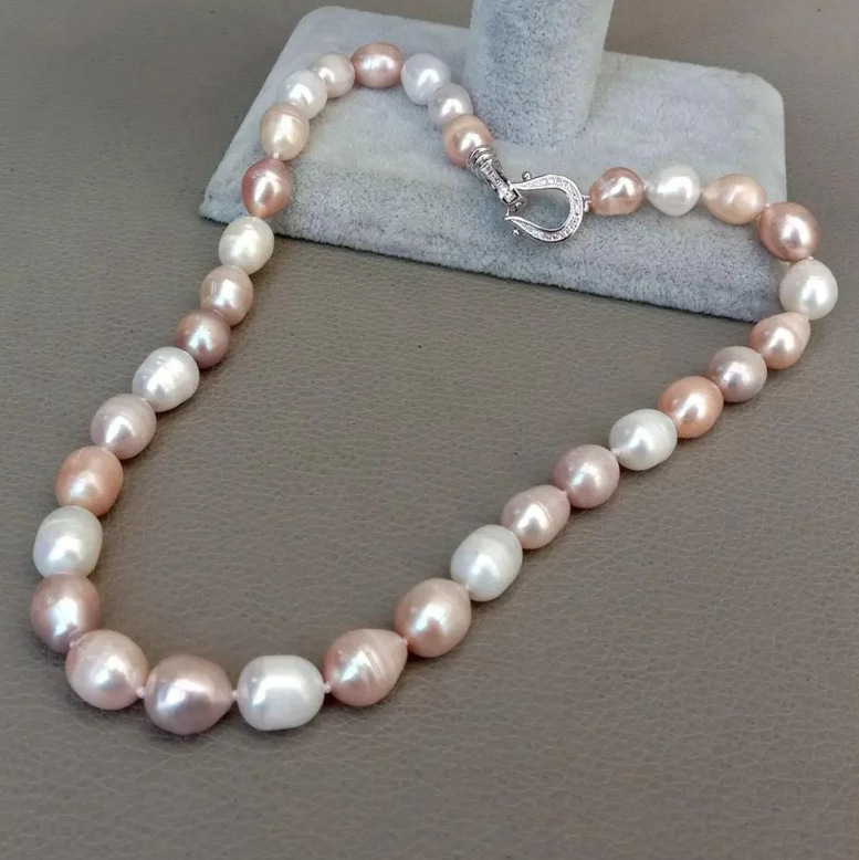 Baxsley - Luxurious Pearl Necklace in Stunning Color