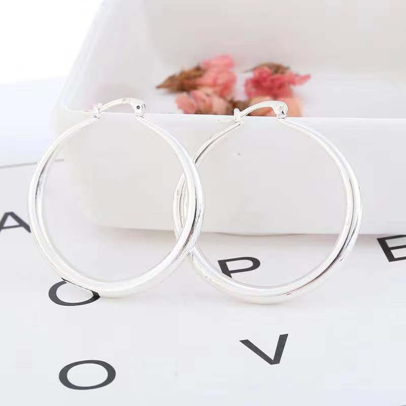 Fori-Hazi - Large sparkling hoop earrings in gold color for an uncompromising style