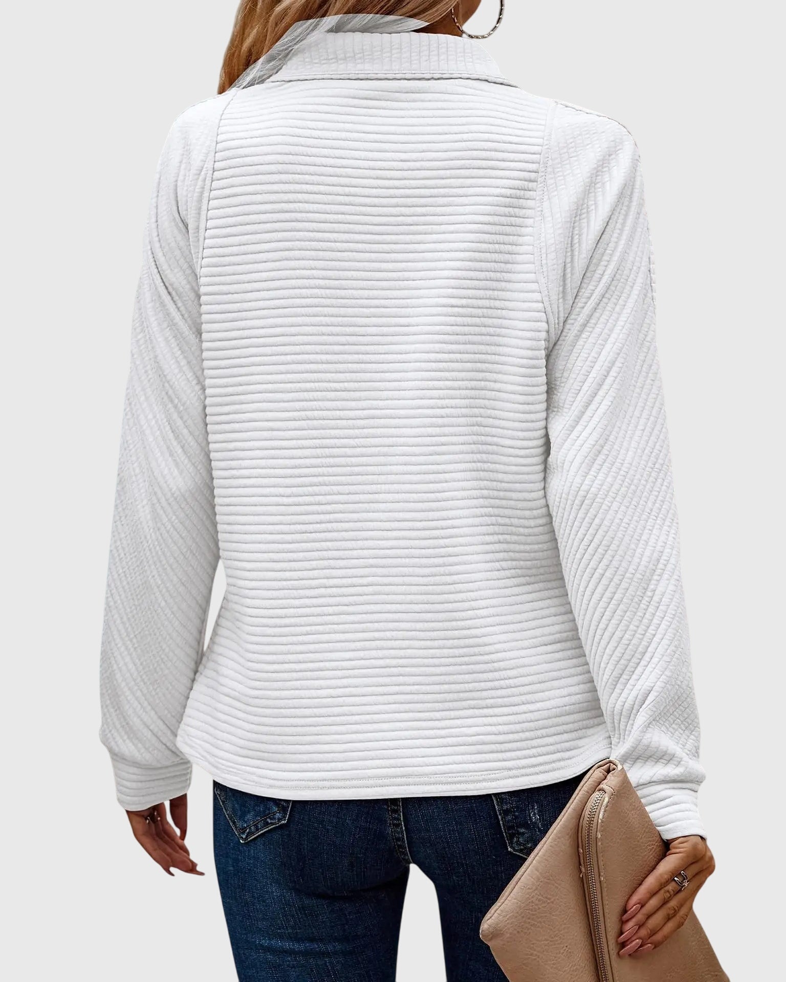 Elegant sweater with zipper for a sophisticated and unique design