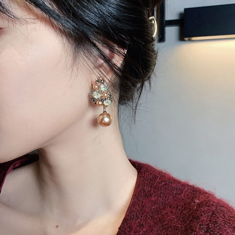 Elegant Flower Earrings with Pearls - Dakota's Stylish Design