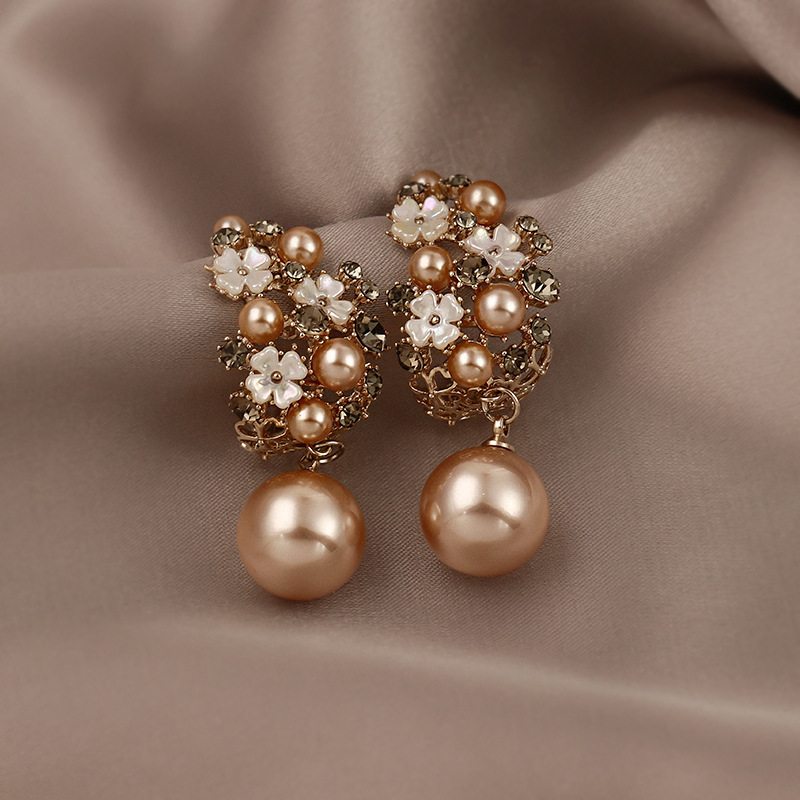 Elegant Flower Earrings with Pearls - Dakota's Stylish Design