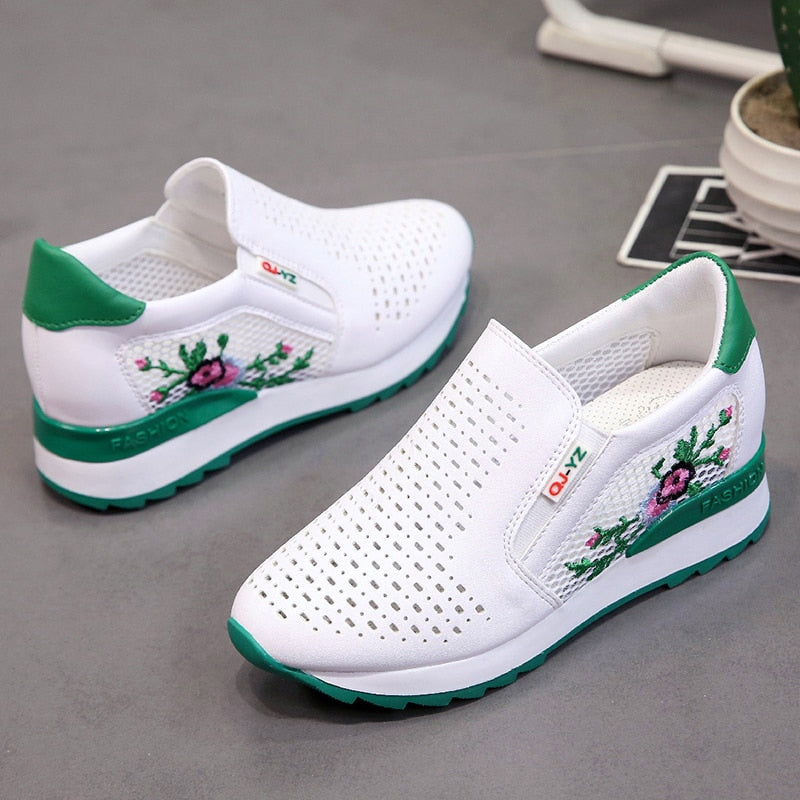 Orthopedic Cozy Stroller with Flower Decoration for Peaceful and Relaxing Sleep