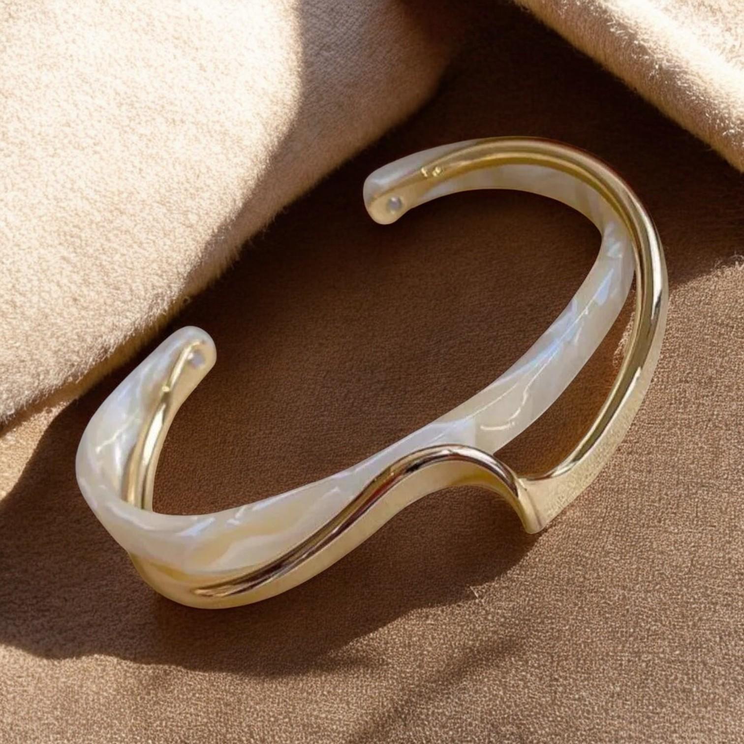Galilea - Elegant Gold Bracelet with White Opal Design for a Perfect Style