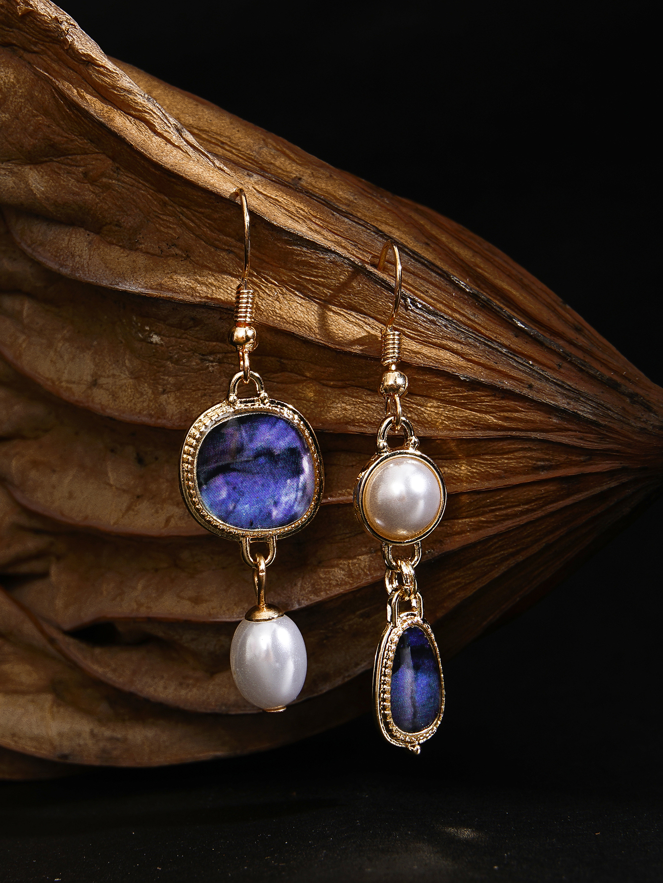 Kressa β Unique Pearl Earrings with Blue Gemstone in Elegant Vintage Design