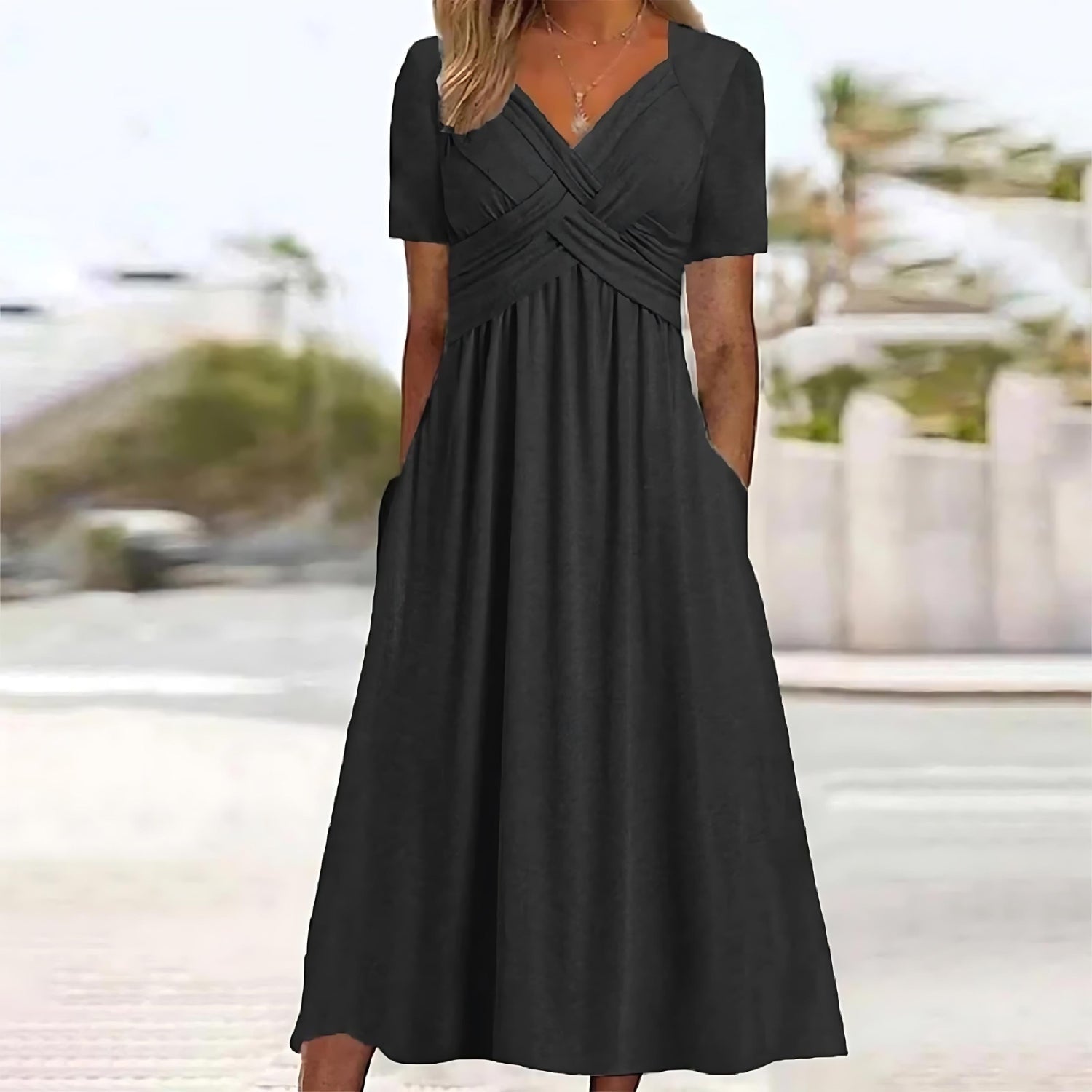 Maika | Elegant and figure-flattering dress for any festive occasion