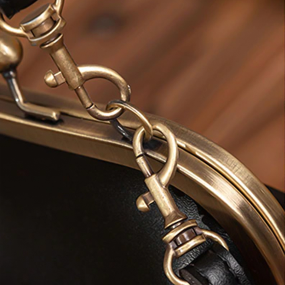 Vintage Max Messenger Bag β The Unique Retro Accessory That Completes Grace's Style