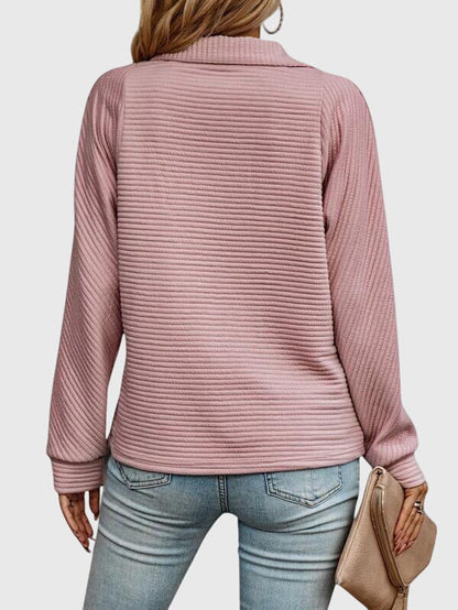 Elegant sweater with zipper for a sophisticated and unique design