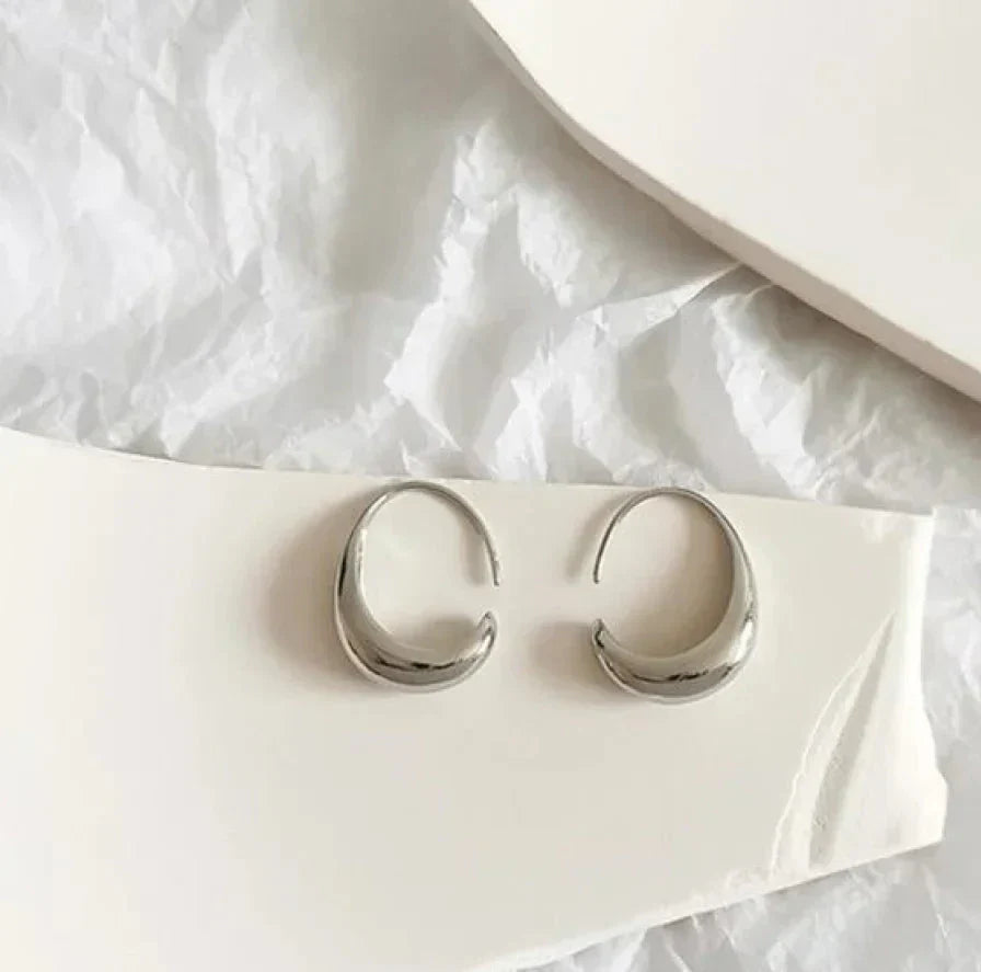 Elegant and luxurious gold and silver earrings by Alvin