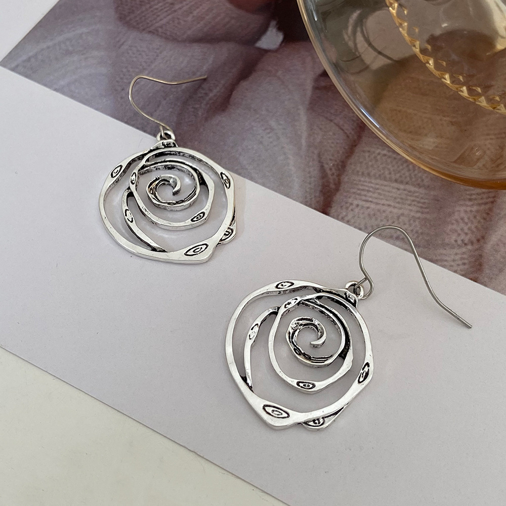 Amora – Trendy Silver Earrings in a Unique Thai Style