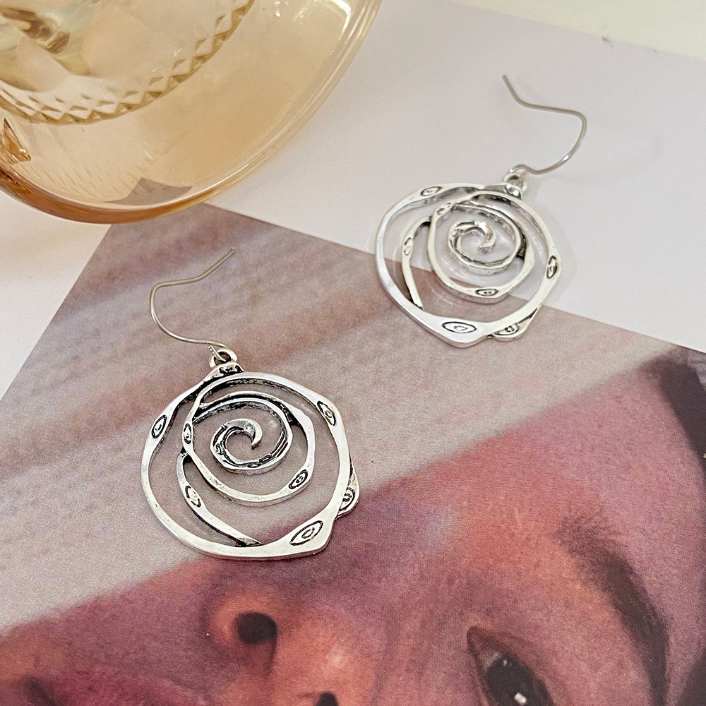 Amora – Trendy Silver Earrings in a Unique Thai Style