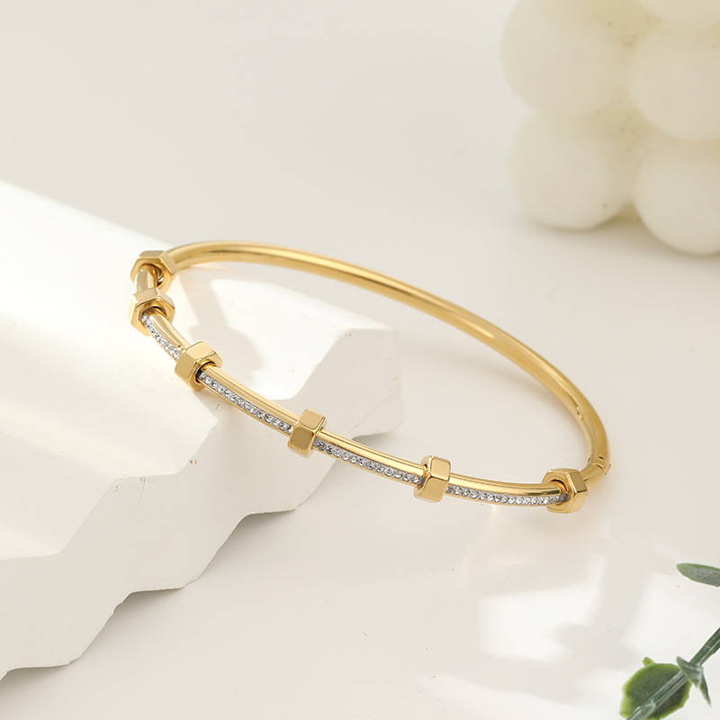 Anslee - Shiny Gold Bracelet Fashionable for an Elegant Look