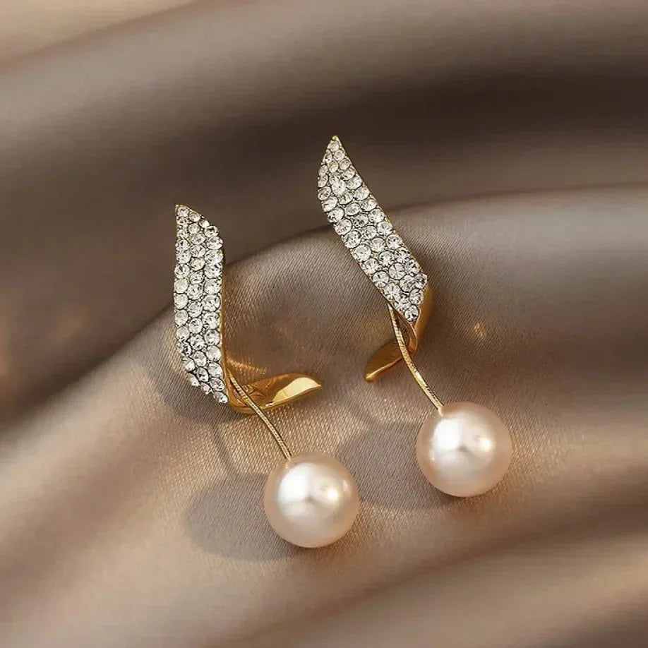Esther - Sparkling Pearl Earrings in Luxury Gold