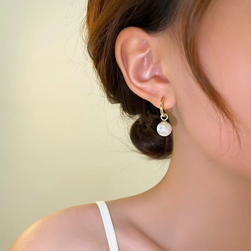 Ovi – Elegant earrings with engraved gold beads and no repairs