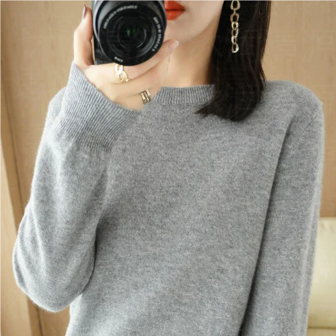Women's Winter Sweater with Round Neck - Elegant and Warm for Completing Your Seasonal Wardrobe