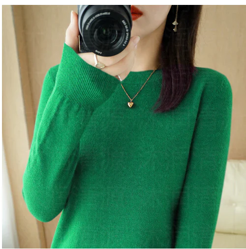 Women's Winter Sweater with Round Neck - Elegant and Warm for Completing Your Seasonal Wardrobe