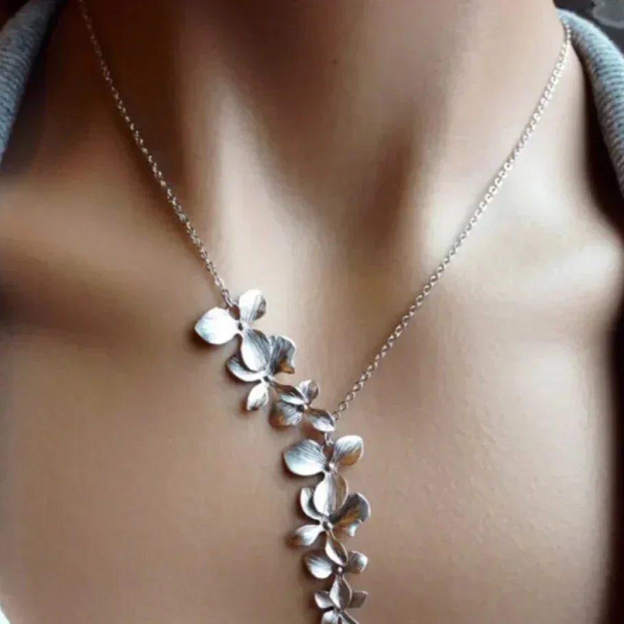 Vintage Flower Necklace in Daiana Silver Design - An Elegant and Unique Addition to Your Wardrobe