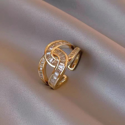Tindra - Elegant and Eye-Catching Ring with Luxurious Knot