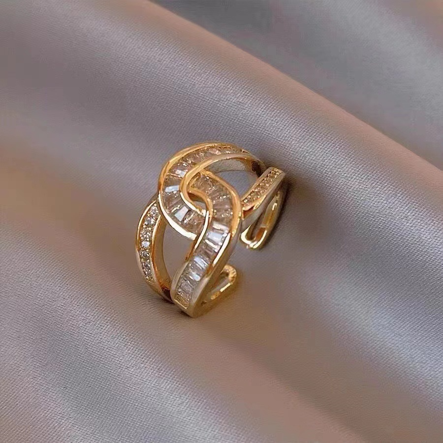Tindra - Elegant and Eye-Catching Ring with Luxurious Knot
