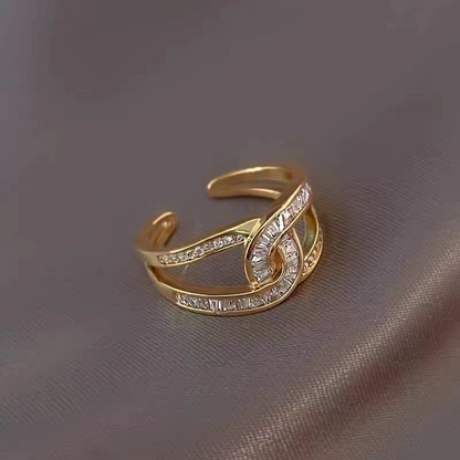 Tindra - Elegant and Eye-Catching Ring with Luxurious Knot