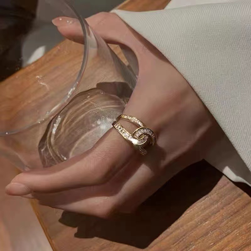 Tindra - Elegant and Eye-Catching Ring with Luxurious Knot