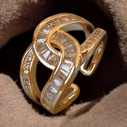 Tindra - Elegant and Eye-Catching Ring with Luxurious Knot