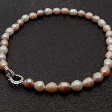 Baxsley - Luxurious Pearl Necklace in Stunning Color