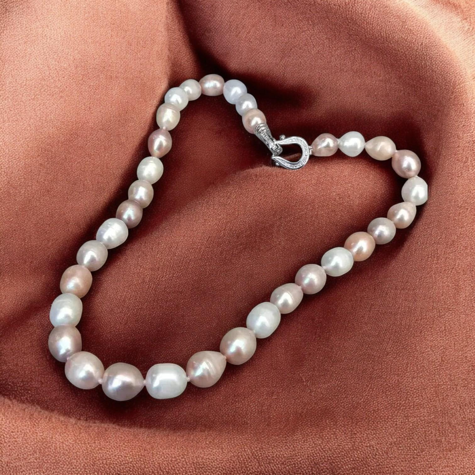 Baxsley - Luxurious Pearl Necklace in Stunning Color