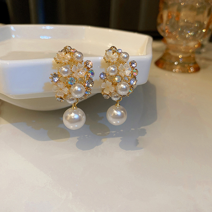 Elegant Flower Earrings with Pearls - Dakota's Stylish Design