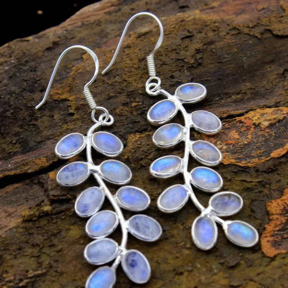 Elegant moon-shaped earrings in Diana design