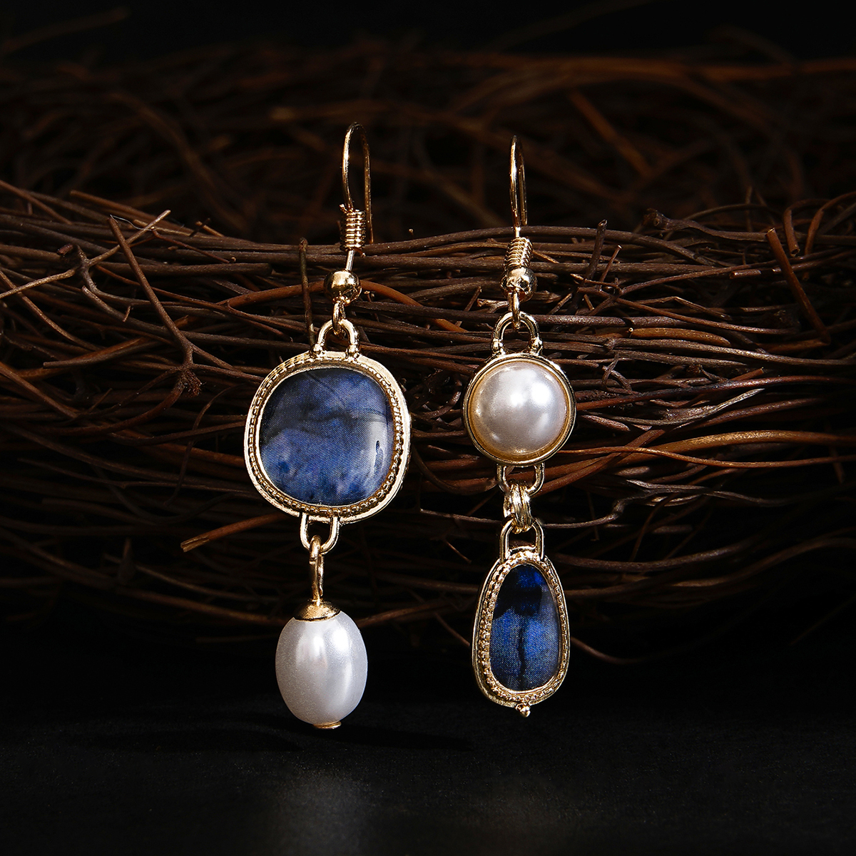 Kressa – Unique Pearl Earrings with Blue Gemstone in Elegant Vintage Design