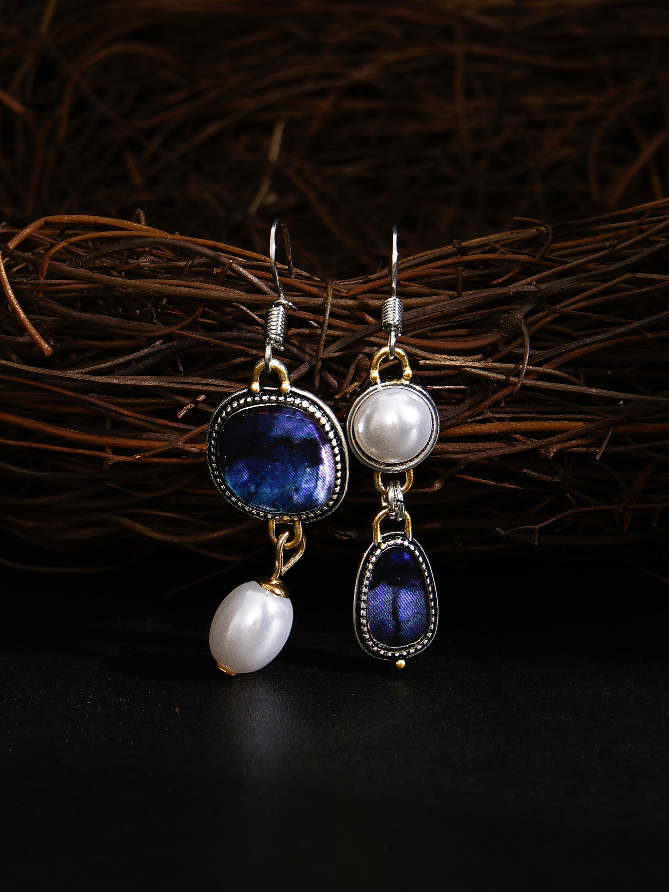 Kressa – Unique Pearl Earrings with Blue Gemstone in Elegant Vintage Design