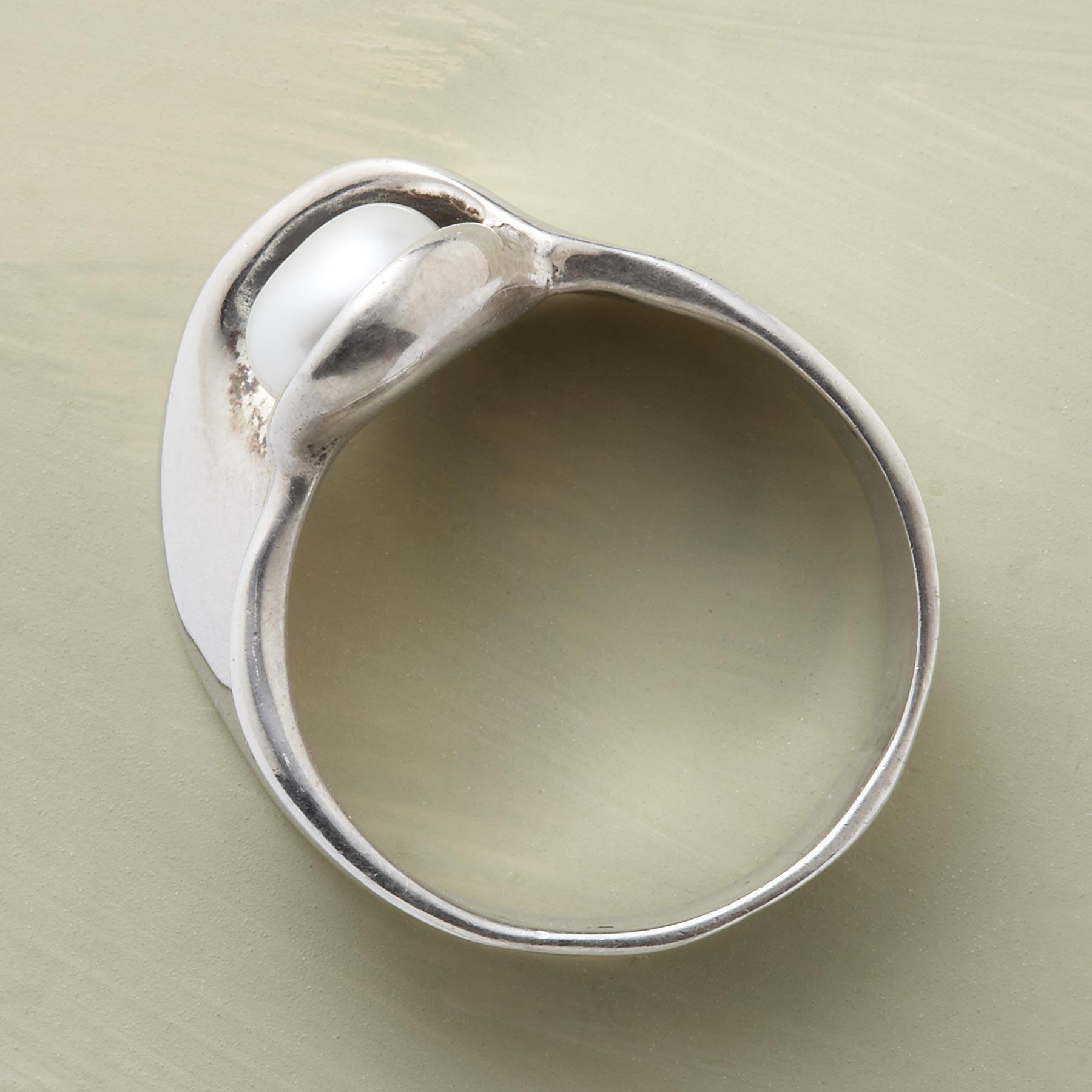 Raileen – Elegant Vintage Style Embellished Pearl Ring