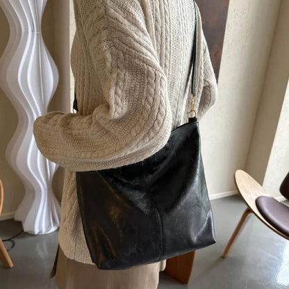 Perfect Vintage Leather Shoulder Bag with Stunning Design | Tamar's Vintage Charm